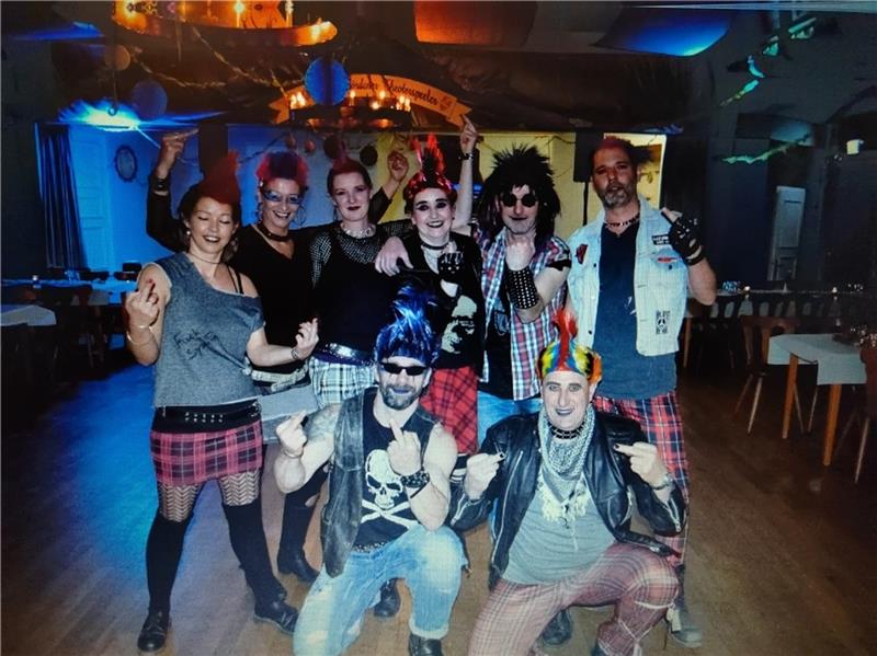 Bunte Maskerade steigt auf Krautsand Der Dornbuscher Karnevalsverein „Club Gemütlich“ lädt zur großen Maskerade auf Krautsand. Der Verein besteht seit 101 Jahren.
