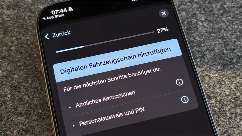 Autofahrer aufgepasst! So funktioniert die neue Fahrzeugschein-App Der Download ist ziemlich einfach - man braucht nur sein Kennzeichen und einen elektronischen Personalausweis mit aktiver eID.