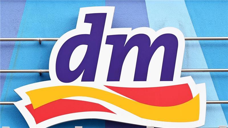 Der Drogeriemarkt dm ruft einen Esslernlöffel zurück. (Illustration) 