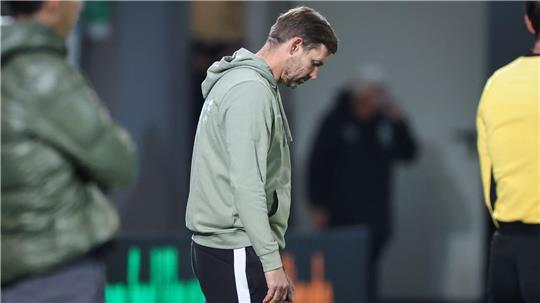 Fürth hält am Trainer fest: Kleine im Pokal an der Linie Der Druck auf Fürths Trainer Thomas Kleine wächst.