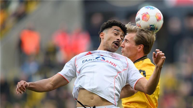 Der Düsseldorfer Emmanuel Iyoha (l.) wurde im Spiel in Dresden rassistisch beleidigt.