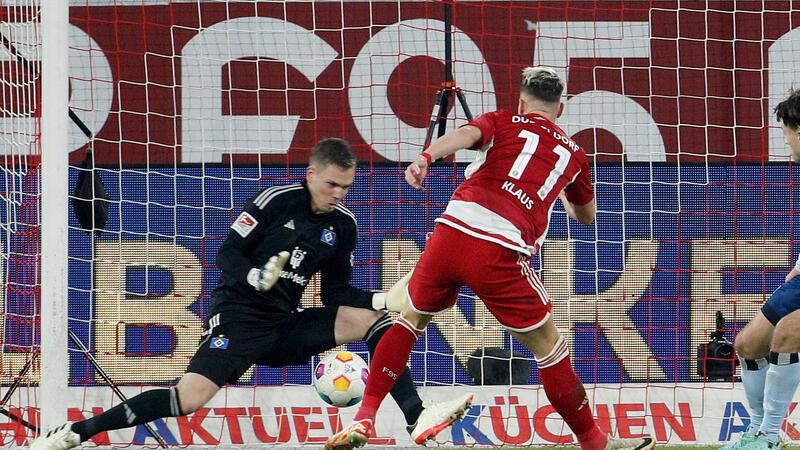 Der Düsseldorfer Felix Klaus (r) erzielt gegen den Hamburger Matheo Raab das 1:0.