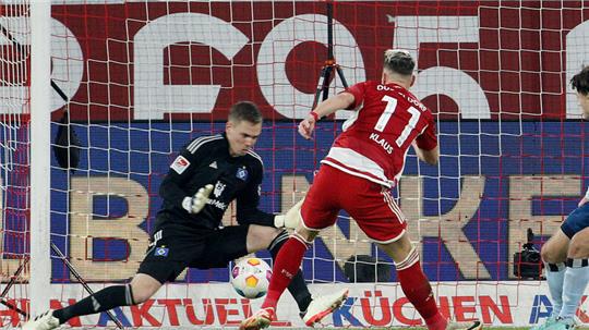Der Düsseldorfer Felix Klaus (r) erzielt gegen den Hamburger Matheo Raab das 1:0.