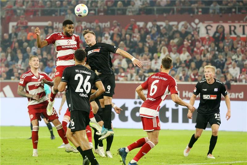 Der Düsseldorfer Jamil Siebert (l) und der Osnabrücker Robert Tesche kämpfen um den Ball.