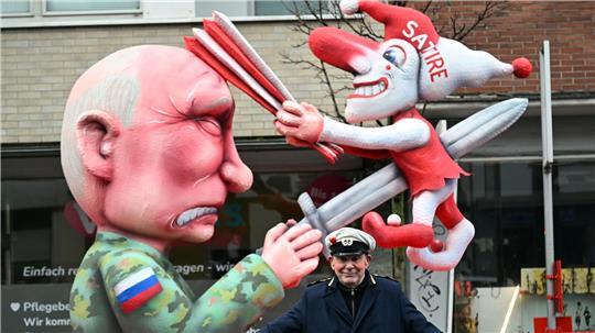 Der Düsseldorfer Karnevalswagenbauer Jacques Tilly lässt sich nicht dadurch einschüchtern, dass er in Russland angeklagt worden ist.