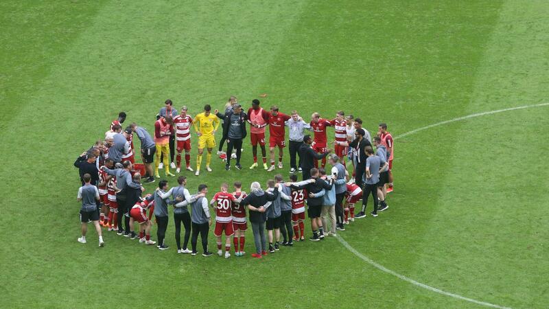 Fortuna mit Zuversicht: „Brust kann nicht breiter sein“ Der Düsseldorfer Trainer Daniel Thioune (M) spricht auf dem Spielfeld mit seinen Spielern.