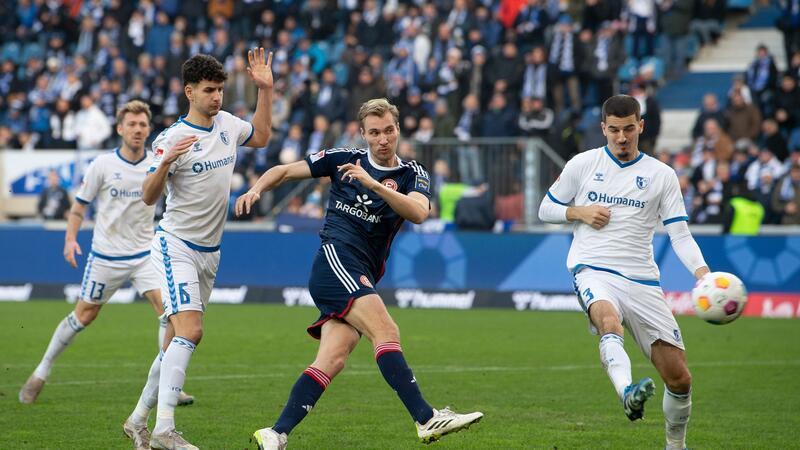 3:2 nach 0:2: Düsseldorf dreht Spiel beim 1. FC Magdeburg Der Düsseldorfer Vincent Vermeij (M.) leitete mit seinem Treffer die Aufholjagd ein.