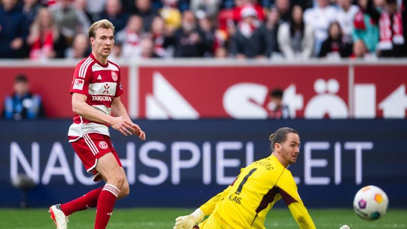 Fortuna Düsseldorf behauptet Vorsprung auf HSV Der Düsseldorfer Vincent Vermeij (l) trifft zum 2:0.