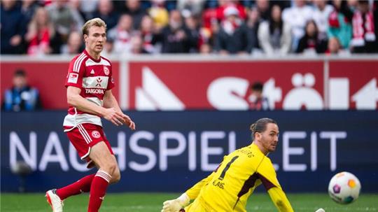 Der Düsseldorfer Vincent Vermeij (l) trifft zum 2:0.