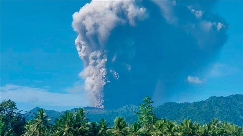 Der Dukono gehört zu den aktivsten Vulkanen Indonesiens.