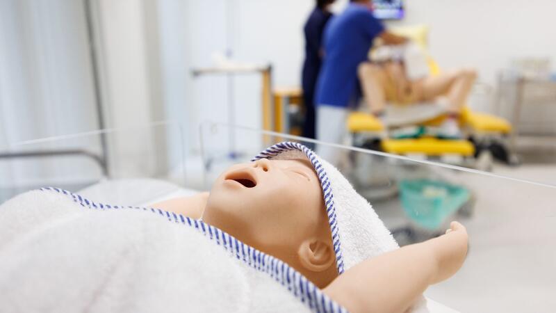 Freie Plätze für angehende Hebammen Universitäten Der Dummy eines Säuglings liegt in einem Bettchen im Simulationslabor vom Studiengang Hebammenwissenschaft.