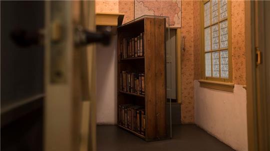 Der Durchgang zu einem geheimen Anbau ist in der Dauerausstellung im Anne-Frank-Haus zu sehen. (Archivfoto)