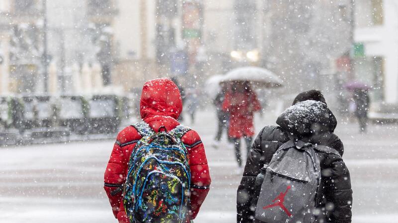 Hunderte Reisende in Nordspanien eingeschneit Der Durchzug des Sturmtiefs Juan hat in Spanien starken Schneefall mit sich gebracht.