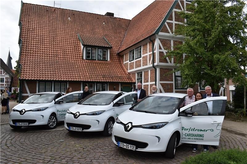 Der E-Carsharing-Verein „Dorfstromer“ präsentiert die Flotte vor dem Alten Rathaus in Jork. Foto: Vasel