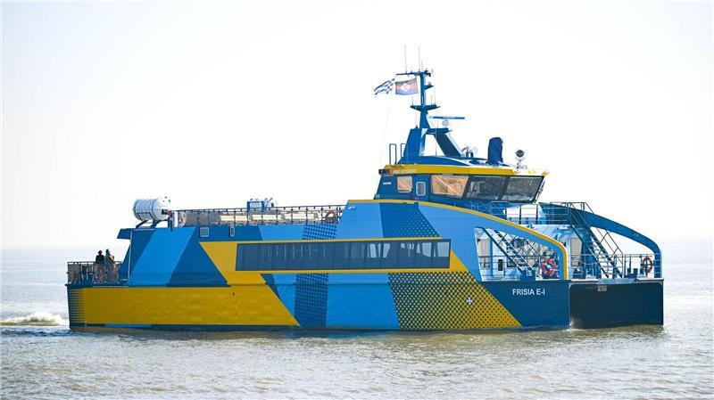 Der E-Katamaran bringt wieder Reisende von und zu der ostfriesischen Insel Norderney. (Archivbild)