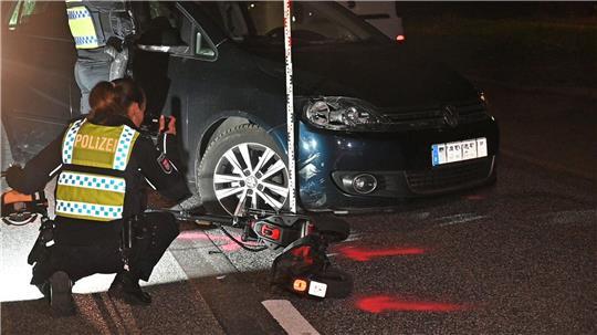 Der E-Scooter-Fahrer soll abgelenkt gewesen sein. Er wurde bei dem Unfall am Sinstorfer Kirchweg schwer verletzt.