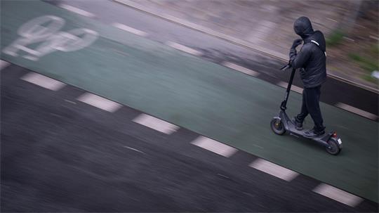 Der E-Scooter-Fahrer soll beschleunigt haben, bevor er den Polizisten erfasste. (Symbolbild)