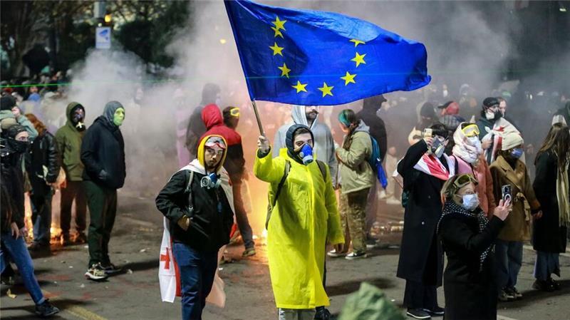 Proeuropäischer Protest in Georgien - Lage spitzt sich zu Der EU-Beitritt ist in der georgischen Verfassung festgeschrieben.