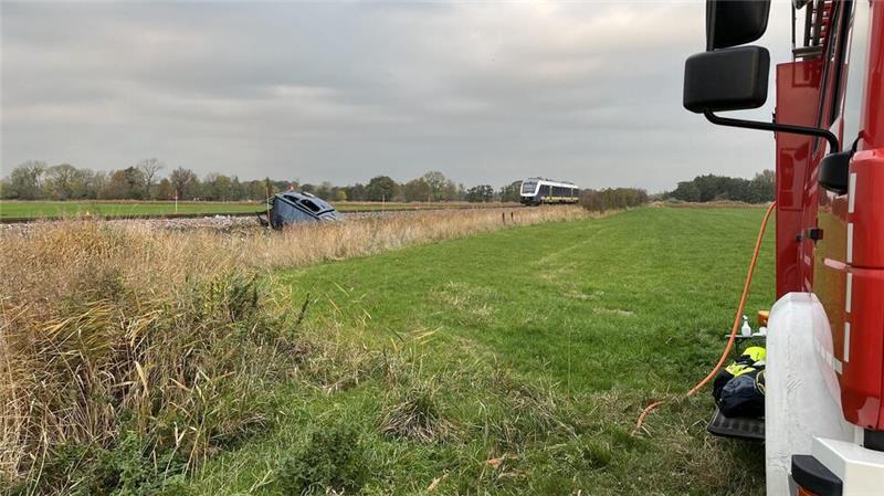 Der EVB-Zug in Richtung Cuxhaven erfasste das Auto.