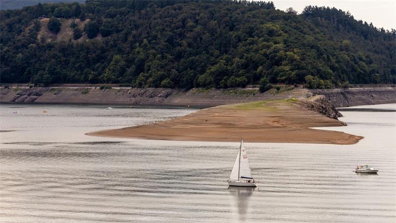 Der Edersee ist mitten in den Ferien nur noch zu rund einem Fünftel gefüllt. 