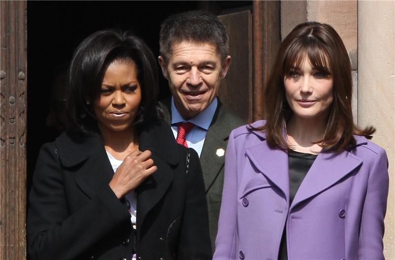 Der Ehemann von Bundeskanzlerin Angela Merkel, Joachim Sauer , war auch beim Nato-Gipfel im April 2009 für das Partnerprogramm zuständig. Unter anderem besuchte er mit den Ehefrauen der damaligen Präsidenten, Carla Bruni-Sarkozy (rechts) un