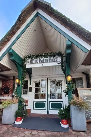 Bilanz von Kirsten Quell: So läuft es beim Eichenhof in Helmste Der Eichenhof - auch von außen weihnachtlich-einladend gestimmt.