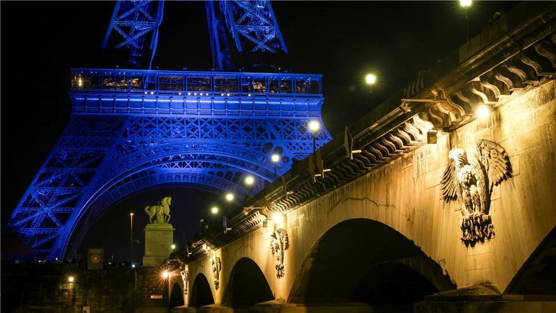 Der Eiffelturm wird im Rahmen der internationalen Veranstaltung „SOS Ocean“ zur Vorbereitung der 3. Konferenz der Vereinten Nationen über die Ozeane in Paris blau beleuchtet.