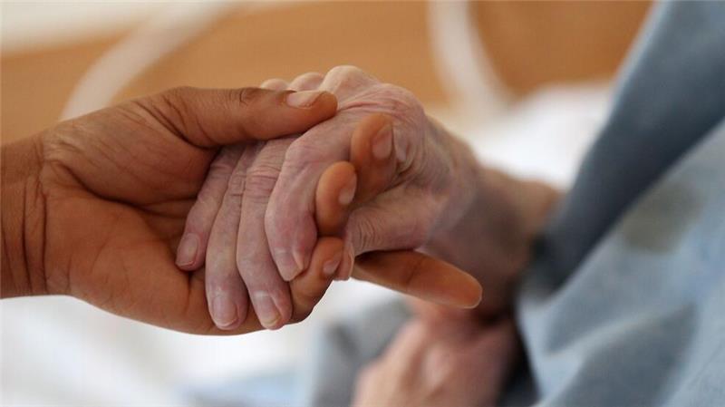 Sozialverband fordert Entlastung von Pflegebedürftigen Der Eigenanteil für das Leben im Pflegeheim ist für viele nicht mehr zu bezahlen, kritisiert der Sozialverband. (Archivbild)