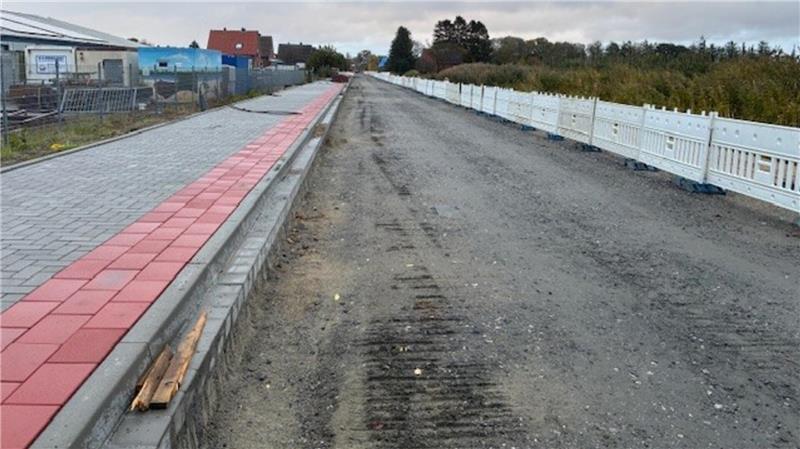 Bauarbeiten in Drochtersen: Anfang November wird die K27 asphaltiert Der Einbau der Schottertragschicht in der Fahrbahn ist abgeschlossen, der Gehweg ist fertig. Damit sind die Vorbereitungen für den dreilagigen Asphalteinbau erfolgt.