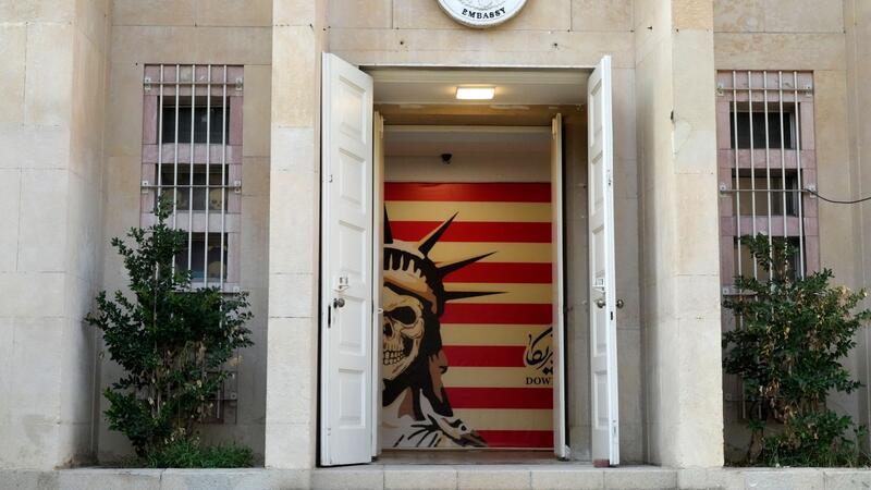 Wirbel um Iran-Reise von US-Pornodarstellerin Der Eingang der ehemaligen US-Botschaft in Teheran, die in ein antiamerikanisches Museum umgewandelt wurde.