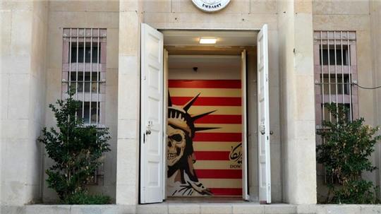 Der Eingang der ehemaligen US-Botschaft in Teheran, die in ein antiamerikanisches Museum umgewandelt wurde.