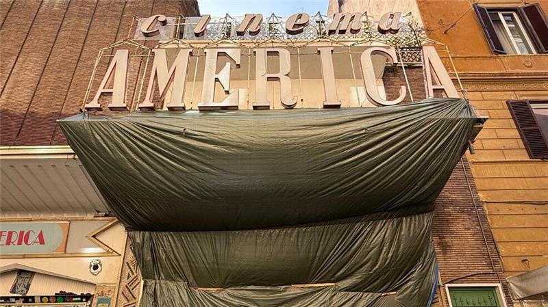 Der Eingang des „Cinema America“ ist mit einer großen Plane verhüllt.