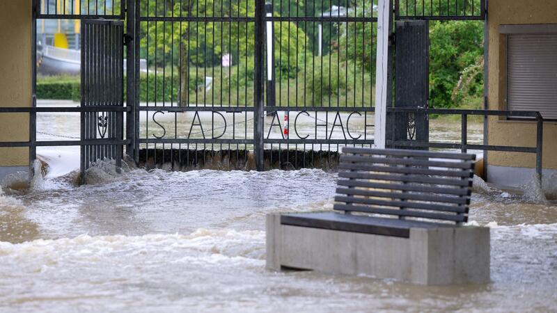 Der Eingang des Freibads im Ortskern von Aichach (Schwaben) ist überflutet.