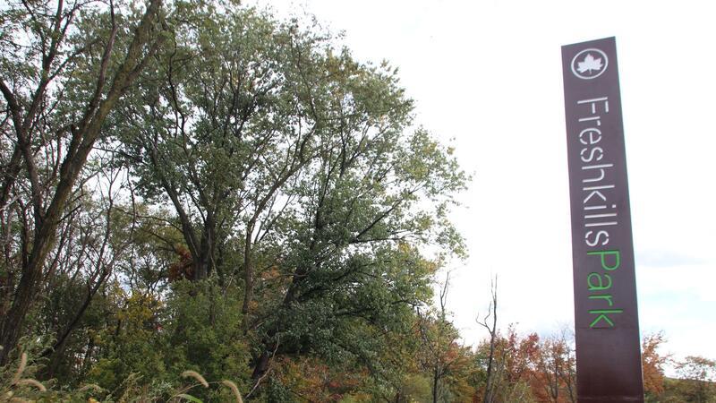 Ehemals weltgrößte Müllkippe wird in New York nun Park Der Eingang des „Freshkills Park“ im New Yorker Stadtteil Staten Island - entstanden auf dem Gelände der ehemals größten Müllkippe der Welt.