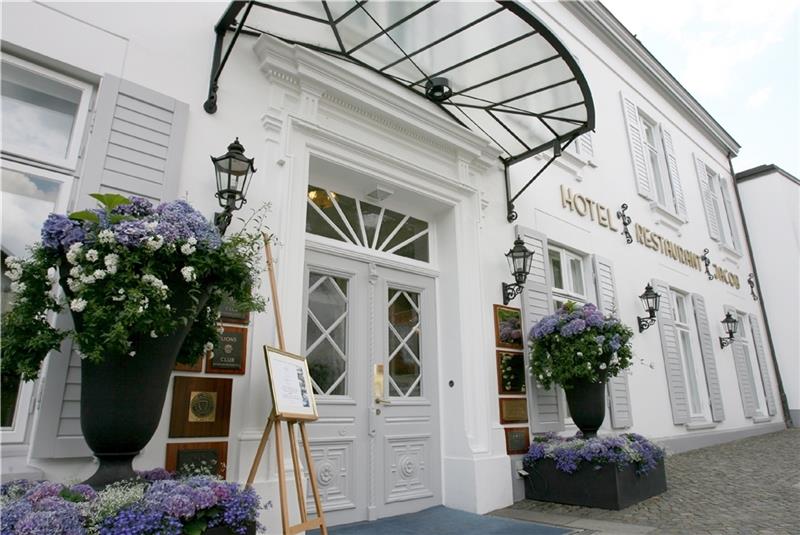 Spitzenkoch ohne Stern: "Ganz ehrlich? Ich fühle mich wohl!" Der Eingang des Hamburger Luxushotels „Louis C. Jacob“ . Foto: Warmuth