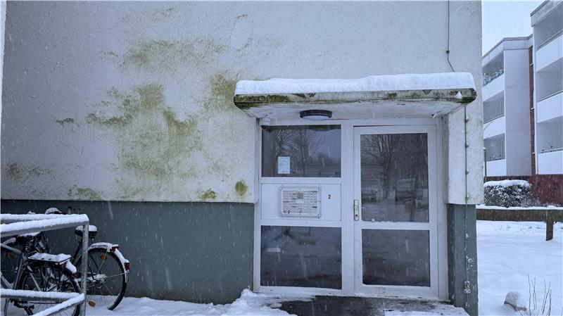 Eis im Treppenhaus und verstopfte WCs: Lage im Stader Hochhaus spitzt sich zu Der Eingang des Hochhauses Grünendeicher Straße 2. Die Zustände im Haus sind für die Mieter unzumutbar.