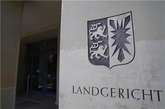 Der Eingang des Landgerichts Kiel. Im Prozess um den gewaltsamen Tod eines sechsjährigen Kindes auf dem Campingplatz Bösdorf in Schleswig-Holstein hat der Vater am Mittwoch (15.03.) die Tat gestanden und zutiefst bereut. Foto: Marcus Brandt/dpa