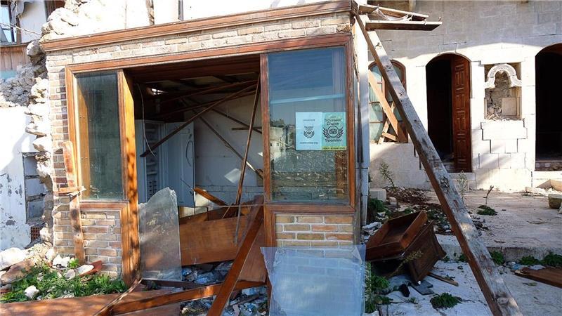 Der Eingang eines eingestürzten Hotels - die Altstadt war bei Touristen beliebt