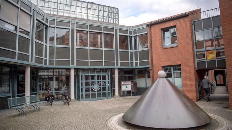 Der Eingang ins Neue Rathaus Stade. (Archivbild)