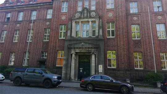 Der Eingang vom Amtsgericht in Bremerhaven: Der Angeklagte verließ das Gebäude als freier Mann.