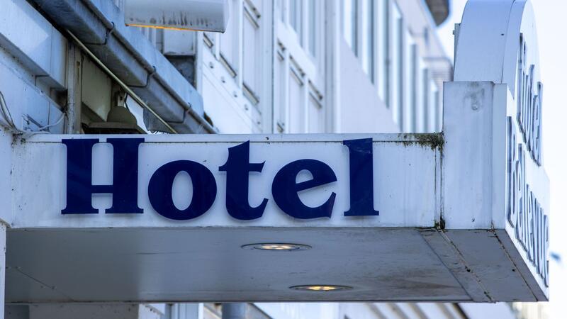Der Eingang zu einem Hotel.