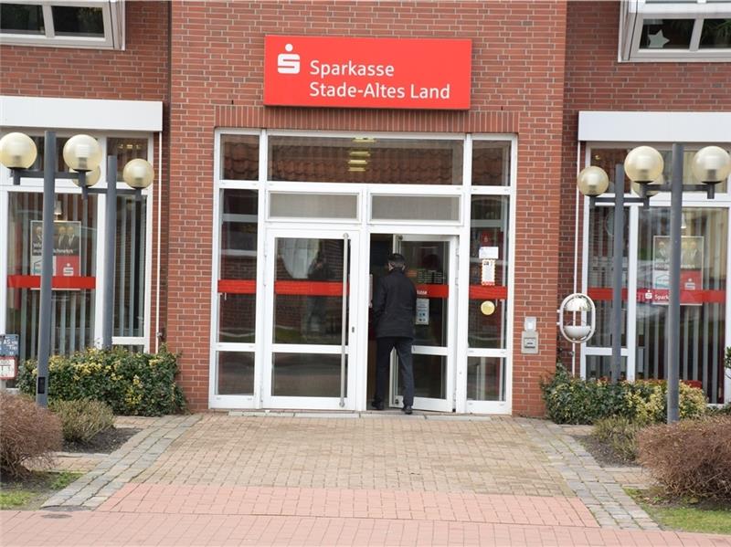 Der Eingang zum Beratungscenter in Bützfleth: Die Filiale wird geschlossen, eine SB-Zone bleibt. Foto: Strüning