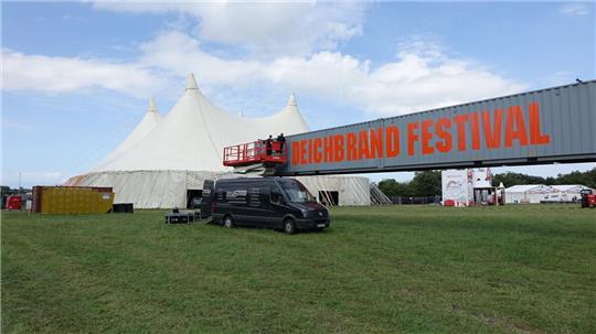 Der Eingang zum Infiled nimmt langsam Formen an. Im Hintergrund ist das Palastzelt zu sehen. Foto: Grell