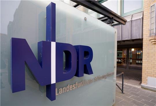 Der Eingang zum Landesfunkhaus Schleswig-Holstein des Norddeutschen Rundfunks (NDR) in Kiel. Foto: dpa