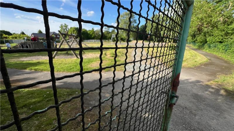 Der Eingang zum Spiel- und Freizeitpark am Flethweg: Der Sanierungsbedarf ist unübersehbar.
