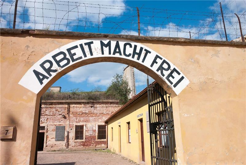 Kinderoper „Brundibar”: Singen im Angesicht des Todes Der Eingang zur kleinen Festung Theresienstadt, wo während des Zweiten Weltkriegs ein Gestapo-Gefängnis untergebracht war.