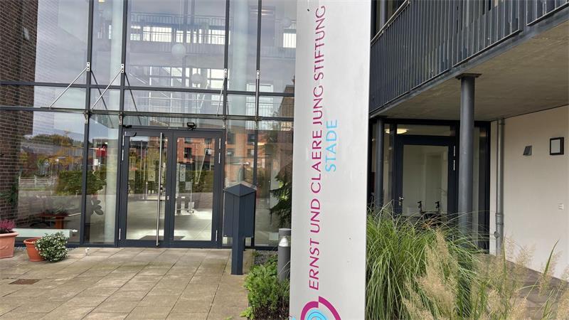 Tür geht zu schwer auf: 95-jährige Staderin muss nach Sturz ins Heim Der Eingangsbereich der Seniorenwohnanlage der Ernst und Claere Jung Stiftung in Riensförde. Sowohl die Haupt- als auch die Seiteneingangstür lassen sich für die Bewohner nur schwer öffnen.