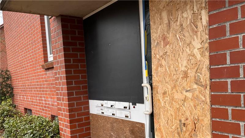 Axthiebe an der Tür: Warum Himmelpfortener Mieter mit der Angst leben müssen Der Eingangsbereich des Mehrfamilienhauses kurze Zeit nach der Januar-Nacht. Der randalierende Nachbar S. hatte die Scheiben zertrümmert.