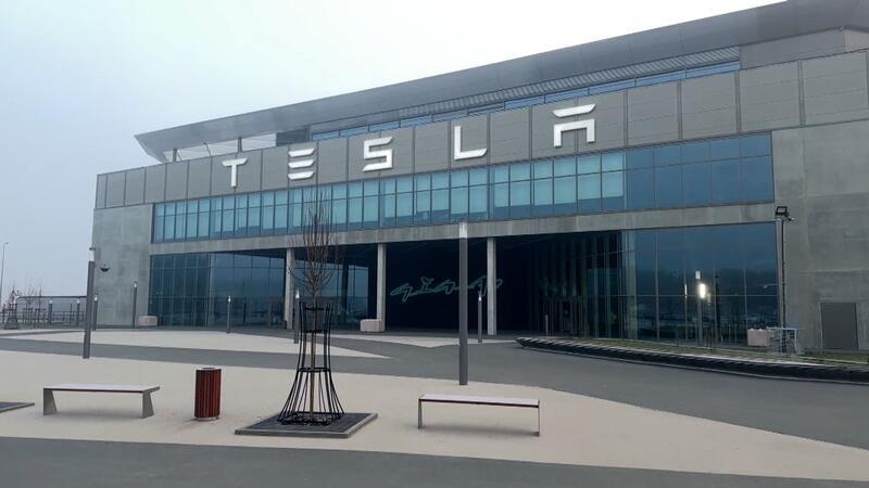 Nach Tesla-Anschlag fordert die Wirtschaft mehr Sicherheit Der Eingangsbereich des Tesla-Werks in Grünheide ist am Mittwochmorgen menschenleer.