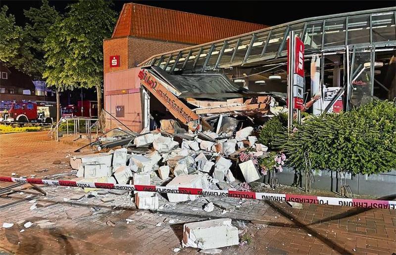 Gesprengte Geldautomaten: Sparkassen reagieren Der Eingangsbereich einer Bank ist nach einer Sprengung zerstört. Foto: van Elten/dpa